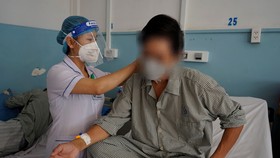 Bác sĩ đang thăm khám cho bệnh nhân