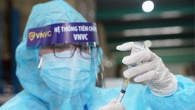 Nhân viên y tế chuẩn bị tiêm vaccine Covid-19 cho người dân