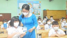 Học sinh Trường Tiểu học Nguyễn Đình Chiểu học trực tiếp tại trường trong sáng 14-2-2022. Ảnh: CAO THĂNG