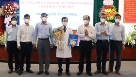Ban Giám đốc Sở Y tế tặng hoa chúc mừng tân Giám đốc Bệnh viện Bệnh Nhiệt đới TPHCM