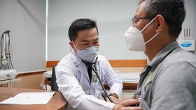 TS-BS Trần Hòa khám cho người bệnh