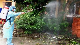 Nhân viên y tế phun hóa chất diệt muỗi