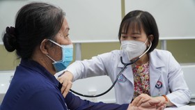 Bác sĩ đang thăm khám tim mạch cho bệnh nhân