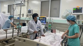 Các bác sĩ Bệnh viện Nhân dân Gia Định đang chăm sóc tích cực cho bệnh nhân ngộ độc rượu
