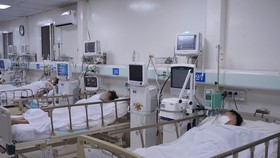 Hiện cả 5 bệnh nhân đang được lọc máu, bù dịch, điều trị nội khoa