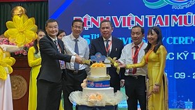 Các đại biểu cắt bánh chúc mừng 35 năm thành lập Bệnh viện Tai mũi họng TPHCM
