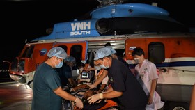 Các bác sĩ đưa bệnh nhân lên trực thăng về đất liền điều trị