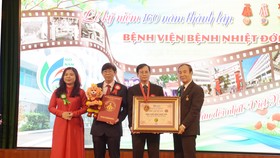 Bệnh viện Bệnh Nhiệt đới TPHCM đón nhận bằng xác lập kỷ lục bệnh viện lâu đời nhất Việt Nam do Tổ chức Kỷ lục Việt Nam trao tặng