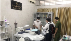 Lực lượng chức năng kiểm tra một phòng khám vi phạm khám chữa bệnh Ảnh: SỞ Y TẾ