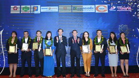  Phó Chủ tịch Thường trực UBND TPHCM Lê Thanh Liêm và Tổng Biên tập báo SGGP Nguyễn Tấn Phong trao giải thưởng Thương hiệu Vàng 2020 cho các doanh nghiệp. Ảnh: VIỆT DŨNG