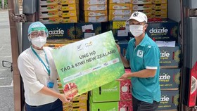 Đại sứ quán New Zealand tặng trái cây New Zealand cho bệnh viện, trung tâm chống dịch Covid-19