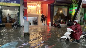 Mưa gây ngập nặng trên đường 3-2, quận 10, TPHCM, chiều 15-8-2022. Ảnh: LOAN CAO