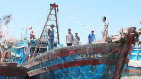 Một tàu cá Quảng Ngãi bốc cháy, 2 ngư dân bị thương