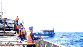 Lai dắt tàu cá ngư dân Quảng Ngãi gặp nạn về đảo Lý Sơn