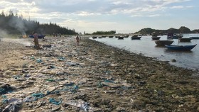Chỉ 7 ngày, 140 người dân dọn sạch rác bãi biển Sa Cần