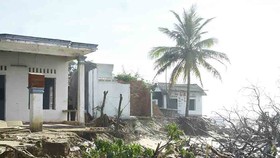 Hàng chục nhà dân bị sóng biển đánh sập ở khu vực bờ bắc Cửa Đại (Quảng Ngãi)