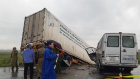 Quảng Ngãi: Tai nạn container và xe khách, 2 người chết, 11 người bị thương