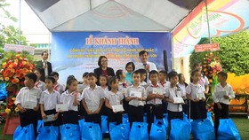 Các nhà hảo tâm tặng quà cho học sinh Trung tâm nuôi dạy trẻ khuyết tật Võ Hồng Sơn