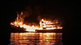 Quảng Ngãi: Một tàu cá bốc cháy trong đêm, thiệt hại hơn 2 tỷ đồng