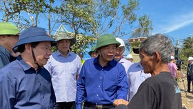 Bộ trưởng Nguyễn Xuân Cường làm việc về công tác khắc phục bão số 9 tại tỉnh Quảng Ngãi