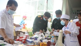 Đoàn công tác Bộ Quốc phòng khám, phát thuốc cho người dân tỉnh Quảng Ngãi khắc phục hậu quả bão số 9
