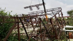 Pano quảng cáo đổ sập 3 mái nhà dân ở Quảng Ngãi