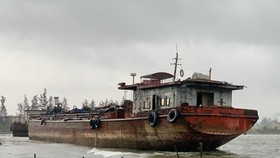 Nhiều nơi ở Quảng Ngãi ngập sâu, 4 sà lan trôi dạt trên cảng Dung Quất