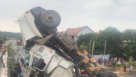Quảng Ngãi: Tránh ổ gà, xe container lật nghiêng rơi xuống đường