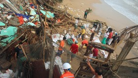 Triều cường, sóng lớn đánh sập nhà dân ở Quảng Ngãi
