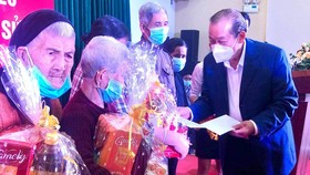 Phó Thủ tướng Trương Hòa Bình thăm và tặng quà tết tại Quảng Ngãi