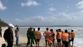 Lực lượng cứu hộ đang tích cực tìm kiếm 2 người mất tích biển Mỹ Khê