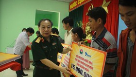 Hội Hỗ trợ khắc phục hậu quả bom mìn Việt Nam trao hỗ trợ sinh kế cho nhân dân Quảng Ngãi