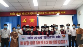 Quảng Ngãi: Vừa tốt nghiệp, 8 sinh viên lên đường vào TPHCM chống dịch