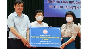 Đoàn công tác Ban Thường vụ Thành ủy TPHCM tặng 100 suất quà cho hộ nghèo, thiệt hại lũ lụt tại Quảng Ngãi
