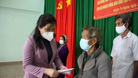 Bà Đinh Thị Phương Lan, Phó Chủ tịch Hội đồng Dân tộc tặng quà tết cho hộ nghèo H'rê tại xã Nghĩa Thắng, huyện Tư Nghĩa, tỉnh Quảng Ngãi. Ảnh: NGUYỄN TRANG