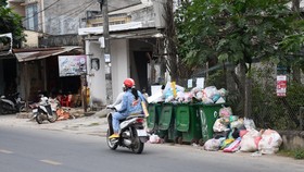 Quảng Ngãi: Không thanh toán tiền xử lý rác, nhà máy tạm dừng tiếp nhận rác gây ùn ứ