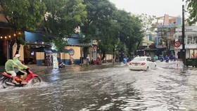 Mưa lớn, nhiều tuyến đường ở TP Quảng Ngãi bị ngập