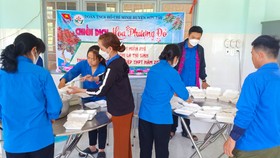 Những suất cơm miễn phí tiếp sức thí sinh mùa thi ở miền núi Sơn Tây (Quảng Ngãi)