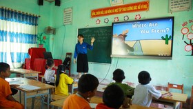 Lớp tiếng Anh miễn phí cho học sinh H’rê ở Quảng Ngãi