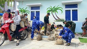 Chùm ảnh đảo Lý Sơn chủ động ứng phó bão Noru