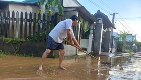 Người dân Quảng Ngãi dọn bùn đất sau mưa lũ