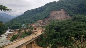 Quảng Ngãi: Khẩn trương khôi phục các tuyến đường trên miền núi bị sạt lở do mưa lũ