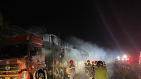 Quảng Ngãi: Xe đầu kéo chở 7 ô tô bốc cháy trên quốc lộ