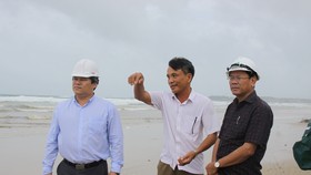 Phó Chủ tịch UBND tỉnh Quảng Ngãi kiểm tra sạt lở bờ biển Châu Tân 