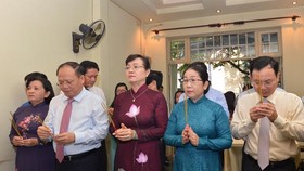 Các đồng chí lãnh đạo TPHCM dâng hương tại gia đình đồng chí Dương Quang Đông. Ảnh: Việt Dũng
