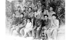 Đồng chí Võ Văn Kiệt (người ngồi thứ 4 từ phải sang) dự Hội nghị tổng kết công tác Cơ yếu B2 lần thứ nhất, năm 1973 (Nguồn: Tạp chí Cơ yếu Ban Cơ yếu Chính phủ)