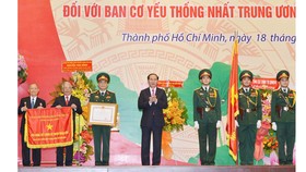 Chủ tịch nước Trần Đại Quang trao danh hiệu Anh hùng Lực lượng vũ trang nhân dân cho  Ban Cơ yếu thống nhất Trung ương Cục miền Nam. Ảnh: Việt Dũng