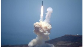   Tên lửa đánh chặn của Mỹ bắn lên từ Căn cứ Không quân Vandenberg, California, trong vụ thử ngày 30-5-2017. Ảnh: REUTERS