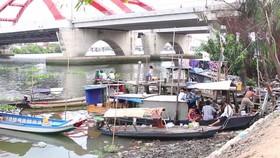 Xóm chài với vài ba hộ gia đình nằm trên sông Sài Gòn, đoạn giữa hai cầu Bình Lợi mới và cũ