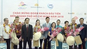 Nhiều đoàn khách quốc tế “xông đất” du lịch Việt Nam ngày đầu năm 2018